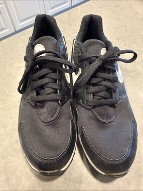 Nike Black & White Womens Low-Top Sneakers size 9 like new